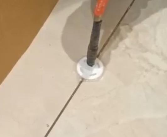 巴东瓷砖空鼓维修公司专业解答瓷砖在铺贴过程中，如果没有涂抹均匀到位的粘结材料（如水泥砂浆或瓷砖胶），可能会导致以下问题